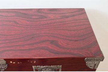 中古　四国・高松　飛鳥民芸家具　欅(ケヤキ)箪笥　赤みがかった木の色味と美しい金具が目を惹く衣装箪笥(和タンス、収納箪笥、整理箪笥、引き出し)(R-077646)