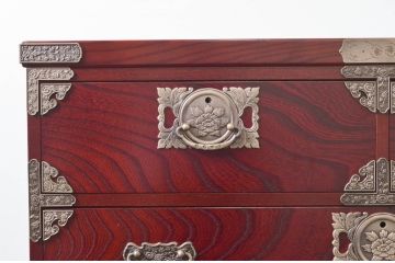 中古　四国・高松　飛鳥民芸家具　欅(ケヤキ)箪笥　赤みがかった木の色味と美しい金具が目を惹く衣装箪笥(和タンス、収納箪笥、整理箪笥、引き出し)(R-077646)