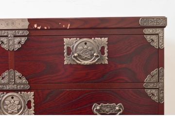 中古　四国・高松　飛鳥民芸家具　欅(ケヤキ)箪笥　赤みがかった木の色味と美しい金具が目を惹く衣装箪笥(和タンス、収納箪笥、整理箪笥、引き出し)(R-077646)