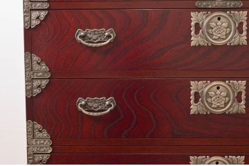 中古　四国・高松　飛鳥民芸家具　欅(ケヤキ)箪笥　赤みがかった木の色味と美しい金具が目を惹く衣装箪笥(和タンス、収納箪笥、整理箪笥、引き出し)(R-077646)