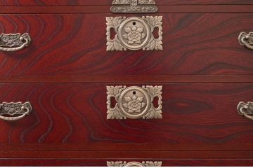 中古　四国・高松　飛鳥民芸家具　欅(ケヤキ)箪笥　赤みがかった木の色味と美しい金具が目を惹く衣装箪笥(和タンス、収納箪笥、整理箪笥、引き出し)(R-077646)
