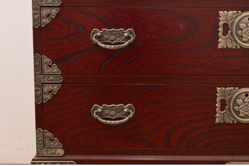 中古　四国・高松　飛鳥民芸家具　欅(ケヤキ)箪笥　赤みがかった木の色味と美しい金具が目を惹く衣装箪笥(和タンス、収納箪笥、整理箪笥、引き出し)(R-077646)