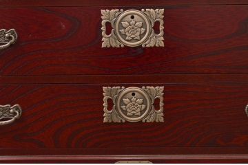 中古　四国・高松　飛鳥民芸家具　欅(ケヤキ)箪笥　赤みがかった木の色味と美しい金具が目を惹く衣装箪笥(和タンス、収納箪笥、整理箪笥、引き出し)(R-077646)