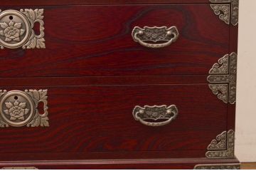 中古　四国・高松　飛鳥民芸家具　欅(ケヤキ)箪笥　赤みがかった木の色味と美しい金具が目を惹く衣装箪笥(和タンス、収納箪笥、整理箪笥、引き出し)(R-077646)