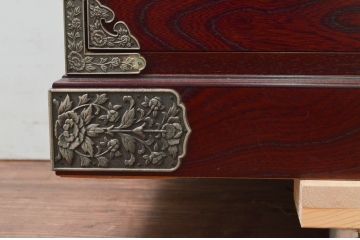 中古　四国・高松　飛鳥民芸家具　欅(ケヤキ)箪笥　赤みがかった木の色味と美しい金具が目を惹く衣装箪笥(和タンス、収納箪笥、整理箪笥、引き出し)(R-077646)