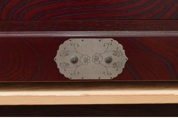 中古　四国・高松　飛鳥民芸家具　欅(ケヤキ)箪笥　赤みがかった木の色味と美しい金具が目を惹く衣装箪笥(和タンス、収納箪笥、整理箪笥、引き出し)(R-077646)