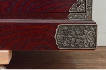 中古　四国・高松　飛鳥民芸家具　欅(ケヤキ)箪笥　赤みがかった木の色味と美しい金具が目を惹く衣装箪笥(和タンス、収納箪笥、整理箪笥、引き出し)(R-077646)
