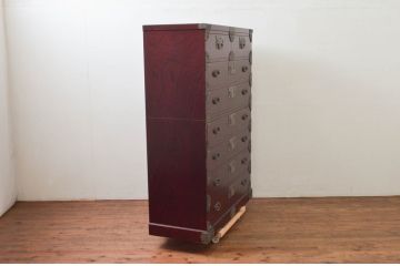 中古　四国・高松　飛鳥民芸家具　欅(ケヤキ)箪笥　赤みがかった木の色味と美しい金具が目を惹く衣装箪笥(和タンス、収納箪笥、整理箪笥、引き出し)(R-077646)
