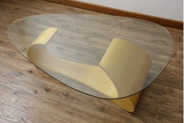 中古　美品!!　高級品　IDC大塚家具取り扱い　松創　ウィーンNo.2　ホワイトシカモア　モダンなデザインが目を引くガラステーブル(定価約73万円)(ローテーブル、センターテーブル、リビングテーブル)(R-077647)