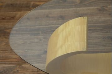 中古　美品!!　高級品　IDC大塚家具取り扱い　松創　ウィーンNo.2　ホワイトシカモア　モダンなデザインが目を引くガラステーブル(定価約73万円)(ローテーブル、センターテーブル、リビングテーブル)(R-077647)