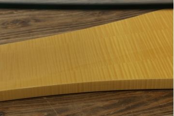 中古　美品!!　高級品　IDC大塚家具取り扱い　松創　ウィーンNo.2　ホワイトシカモア　モダンなデザインが目を引くガラステーブル(定価約73万円)(ローテーブル、センターテーブル、リビングテーブル)(R-077647)