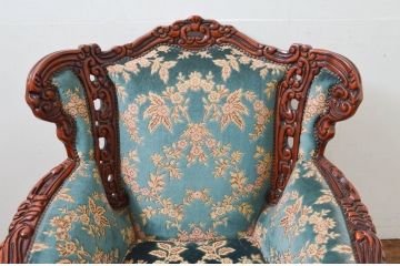 中古　美品　六本木アピス(APIS)取り扱い　イタリア家具　彫刻入りで高級感溢れる佇まいが魅力的な1人掛けソファ(一人掛けソファ、アームチェア、イス、椅子)(定価約60万円)(R-077648)