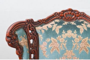 中古　美品　六本木アピス(APIS)取り扱い　イタリア家具　彫刻入りで高級感溢れる佇まいが魅力的な1人掛けソファ(一人掛けソファ、アームチェア、イス、椅子)(定価約60万円)(R-077648)