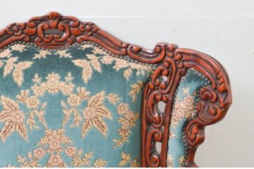 中古　美品　六本木アピス(APIS)取り扱い　イタリア家具　彫刻入りで高級感溢れる佇まいが魅力的な1人掛けソファ(一人掛けソファ、アームチェア、イス、椅子)(定価約60万円)(R-077648)
