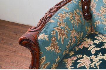 中古　美品　六本木アピス(APIS)取り扱い　イタリア家具　彫刻入りで高級感溢れる佇まいが魅力的な1人掛けソファ(一人掛けソファ、アームチェア、イス、椅子)(定価約60万円)(R-077648)