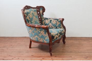 中古　美品　六本木アピス(APIS)取り扱い　イタリア家具　彫刻入りで高級感溢れる佇まいが魅力的な1人掛けソファ(一人掛けソファ、アームチェア、イス、椅子)(定価約60万円)(R-077648)