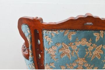 中古　美品　六本木アピス(APIS)取り扱い　イタリア家具　彫刻入りで高級感溢れる佇まいが魅力的な1人掛けソファ(一人掛けソファ、アームチェア、イス、椅子)(定価約60万円)(R-077648)