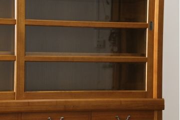 中古　未使用展示品　特注　日進木工(nissin)　タモ材　凛とした佇まいが魅力的な二段重ね水屋箪笥(食器棚、カップボード、戸棚、収納棚、キャビネット)(R-077660)