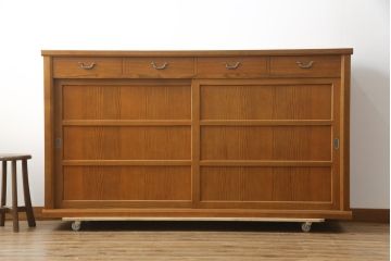 中古　未使用展示品　特注　日進木工(nissin)　タモ材　凛とした佇まいが魅力的な水屋箪笥サイドボード(食器棚、カップボード、戸棚、収納棚、サイドキャビネット)(R-077662)