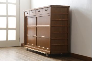 中古　未使用展示品　特注　日進木工(nissin)　タモ材　凛とした佇まいが魅力的な水屋箪笥サイドボード(食器棚、カップボード、戸棚、収納棚、サイドキャビネット)(R-077662)