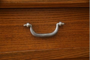 中古　未使用展示品　特注　日進木工(nissin)　タモ材　凛とした佇まいが魅力的な水屋箪笥サイドボード(食器棚、カップボード、戸棚、収納棚、サイドキャビネット)(R-077662)