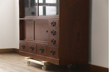 中古　美品　岩谷堂箪笥　品のある佇まいで和の雰囲気を引き立てる茶箪笥(収納棚、戸棚、飾り棚、食器棚、茶棚、キャビネット)(R-077664)