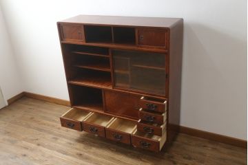 中古　美品　岩谷堂箪笥　品のある佇まいで和の雰囲気を引き立てる茶箪笥(収納棚、戸棚、飾り棚、食器棚、茶棚、キャビネット)(R-077664)