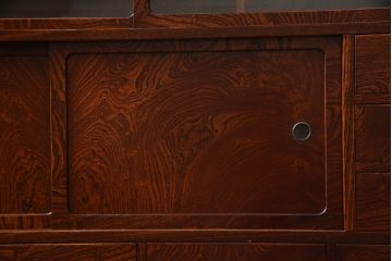 中古　美品　岩谷堂箪笥　品のある佇まいで和の雰囲気を引き立てる茶箪笥(収納棚、戸棚、飾り棚、食器棚、茶棚、キャビネット)(R-077664)