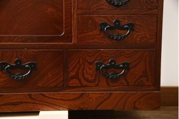 中古　美品　岩谷堂箪笥　品のある佇まいで和の雰囲気を引き立てる茶箪笥(収納棚、戸棚、飾り棚、食器棚、茶棚、キャビネット)(R-077664)