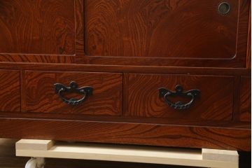 中古　美品　岩谷堂箪笥　品のある佇まいで和の雰囲気を引き立てる茶箪笥(収納棚、戸棚、飾り棚、食器棚、茶棚、キャビネット)(R-077664)