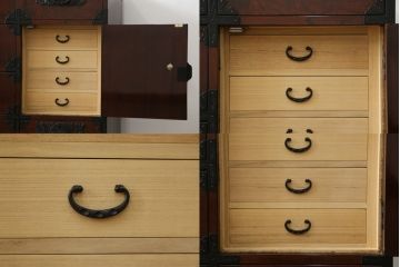 中古　深い木の色味と華やかな金具が目を惹く仙台箪笥サイドボード(サイドチェスト、衣装箪笥、収納箪笥、和タンス、引き出し)(R-077666)