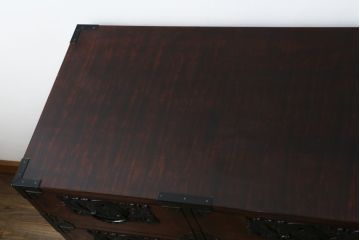 中古　深い木の色味と華やかな金具が目を惹く仙台箪笥サイドボード(サイドチェスト、衣装箪笥、収納箪笥、和タンス、引き出し)(R-077666)