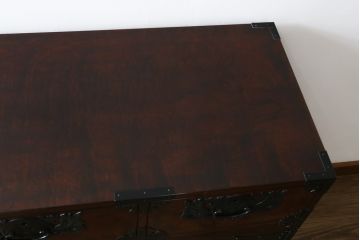 中古　深い木の色味と華やかな金具が目を惹く仙台箪笥サイドボード(サイドチェスト、衣装箪笥、収納箪笥、和タンス、引き出し)(R-077666)