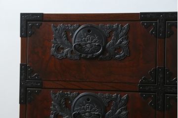 中古　深い木の色味と華やかな金具が目を惹く仙台箪笥サイドボード(サイドチェスト、衣装箪笥、収納箪笥、和タンス、引き出し)(R-077666)