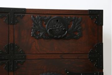 中古　深い木の色味と華やかな金具が目を惹く仙台箪笥サイドボード(サイドチェスト、衣装箪笥、収納箪笥、和タンス、引き出し)(R-077666)