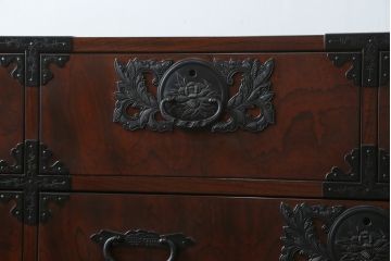 中古　深い木の色味と華やかな金具が目を惹く仙台箪笥サイドボード(サイドチェスト、衣装箪笥、収納箪笥、和タンス、引き出し)(R-077666)