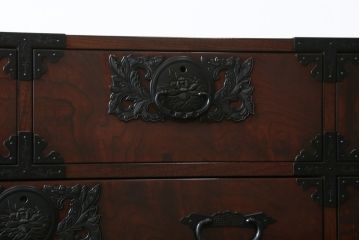 中古　深い木の色味と華やかな金具が目を惹く仙台箪笥サイドボード(サイドチェスト、衣装箪笥、収納箪笥、和タンス、引き出し)(R-077666)