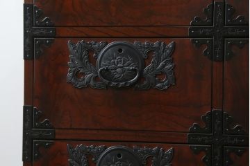 中古　深い木の色味と華やかな金具が目を惹く仙台箪笥サイドボード(サイドチェスト、衣装箪笥、収納箪笥、和タンス、引き出し)(R-077666)