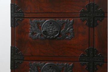 中古　深い木の色味と華やかな金具が目を惹く仙台箪笥サイドボード(サイドチェスト、衣装箪笥、収納箪笥、和タンス、引き出し)(R-077666)