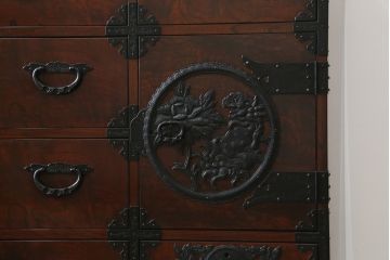 中古　深い木の色味と華やかな金具が目を惹く仙台箪笥サイドボード(サイドチェスト、衣装箪笥、収納箪笥、和タンス、引き出し)(R-077666)