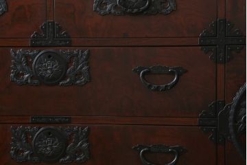 中古　深い木の色味と華やかな金具が目を惹く仙台箪笥サイドボード(サイドチェスト、衣装箪笥、収納箪笥、和タンス、引き出し)(R-077666)