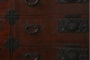 中古　深い木の色味と華やかな金具が目を惹く仙台箪笥サイドボード(サイドチェスト、衣装箪笥、収納箪笥、和タンス、引き出し)(R-077666)