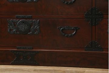 中古　深い木の色味と華やかな金具が目を惹く仙台箪笥サイドボード(サイドチェスト、衣装箪笥、収納箪笥、和タンス、引き出し)(R-077666)