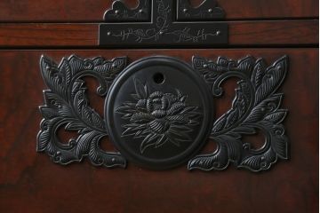 中古　深い木の色味と華やかな金具が目を惹く仙台箪笥サイドボード(サイドチェスト、衣装箪笥、収納箪笥、和タンス、引き出し)(R-077666)