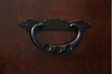 中古　深い木の色味と華やかな金具が目を惹く仙台箪笥サイドボード(サイドチェスト、衣装箪笥、収納箪笥、和タンス、引き出し)(R-077666)