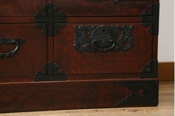 中古　深い木の色味と華やかな金具が目を惹く仙台箪笥サイドボード(サイドチェスト、衣装箪笥、収納箪笥、和タンス、引き出し)(R-077666)