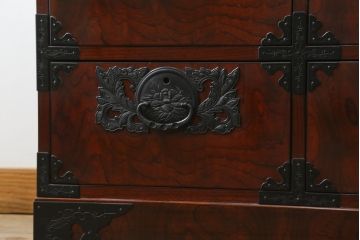中古　深い木の色味と華やかな金具が目を惹く仙台箪笥サイドボード(サイドチェスト、衣装箪笥、収納箪笥、和タンス、引き出し)(R-077666)