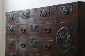 中古　深い木の色味と華やかな金具が目を惹く仙台箪笥サイドボード(サイドチェスト、衣装箪笥、収納箪笥、和タンス、引き出し)(R-077666)