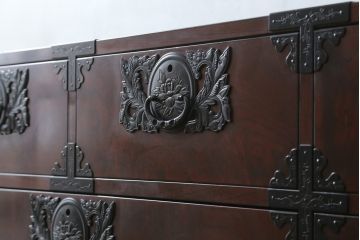 中古　深い木の色味と華やかな金具が目を惹く仙台箪笥サイドボード(サイドチェスト、衣装箪笥、収納箪笥、和タンス、引き出し)(R-077666)