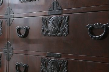 中古　深い木の色味と華やかな金具が目を惹く仙台箪笥サイドボード(サイドチェスト、衣装箪笥、収納箪笥、和タンス、引き出し)(R-077666)
